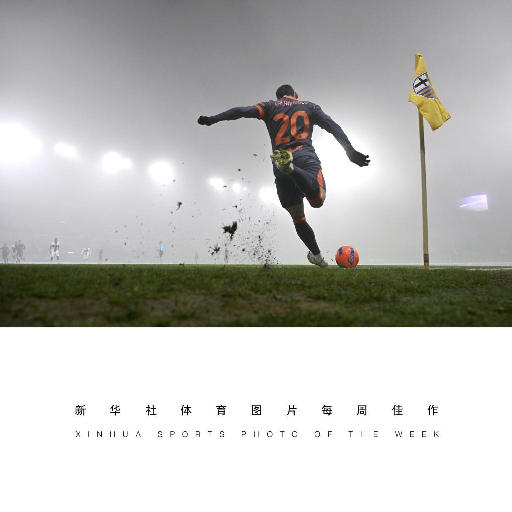 球员倒地后仍把球传出去，太拼